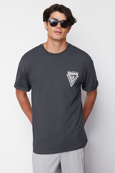 Trendyol Collection Anthracite Oversize/Wide Cut City εμπριμέ 100% βαμβακερό T-shirt TMNSS20TS1102