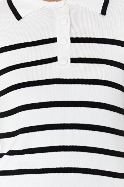 Trendyol Collection Sweter w paski z kołnierzykiem polo w kolorze ecru premium TWOSS24KZ00048