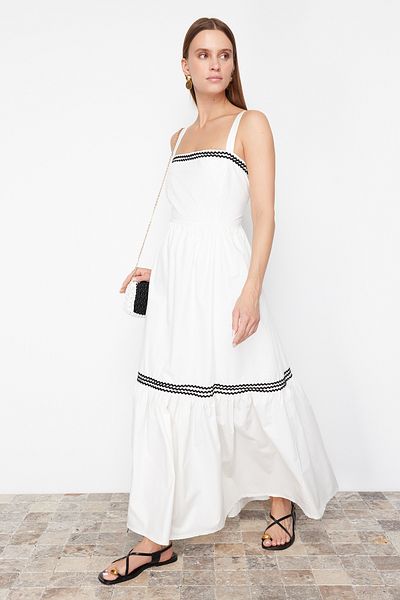 Trendyol Collection Αξεσουάρ με λευκή ζώνη μαύρη ρίγα Λεπτομερές μάξι υφαντό φόρεμα TWOSS24EL00798
