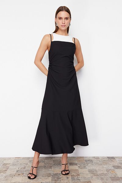 Trendyol Collection Sukienka midi w kształcie litery A – czarna, detale t-shirtu, tkana – TWOSS24EL00842