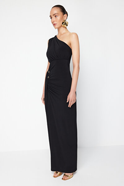 Trendyol Collection Černé dlouhé večerní šaty Zeynep Tosun s výřezem a detailem příslušenství, šaty pro návrat domů TCLSS24AE00001