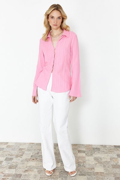 Trendyol Collection Cămașă țesătă cu textura roz deschis, cu talie ajustată TWOSS24GO00002