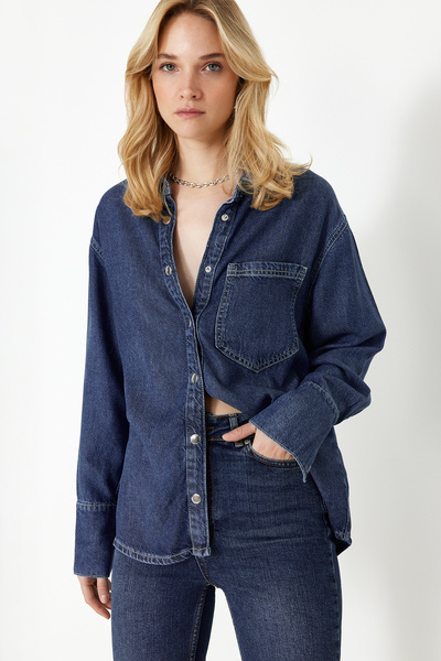 Trendyol Collection Udržitelná tmavě modrá oversize džínová košile - 100% Tencel ™ TWOSS24GO00141