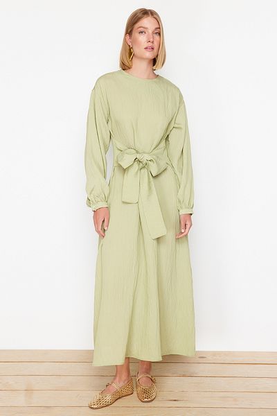 Trendyol Modest Khakifarbenes, vorne gebundenes Webkleid TCTSS24EB00131