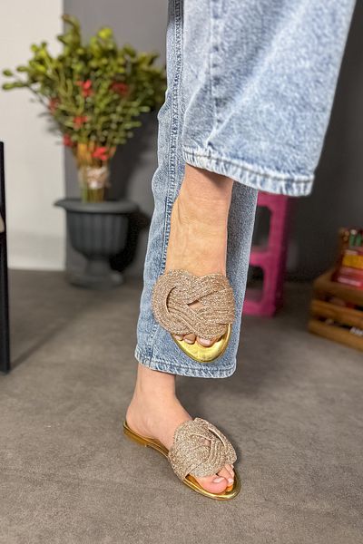SHOEBELLAS Γυναικείες παντόφλες σε χρυσό χρώμα - Λεπτομέρεια από πέτρα με κόμπο