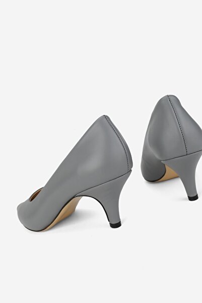 TUNAELLİ KADIN GRİ HAKİKİ DERİ 35-41 NUMARA KISA TOPUKLU STİLETTO AYAKKABI