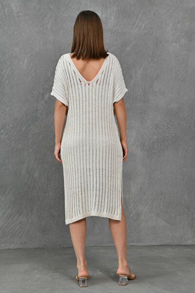 bayansepeti Πλεκτό φόρεμα μπεζ με V λαιμόκοψη Oversize - Πλαϊνό σκίσιμο, με φόδρα και μανίκι νυχτερίδα Midi 9092