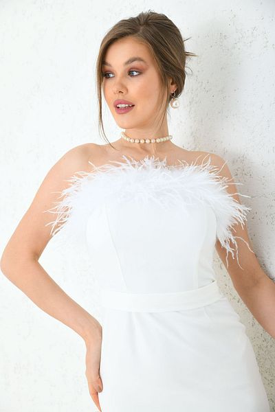 Neşeli Butik γυναικείο βραδινό φόρεμα με λευκό φτερό με λεπτομέρειες στράπλες NBS003