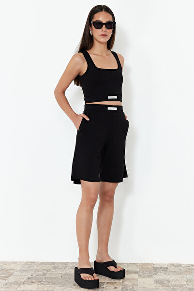 Trendyol Kollektion Set aus schwarzer Strickbluse und Shorts mit flexibler un...