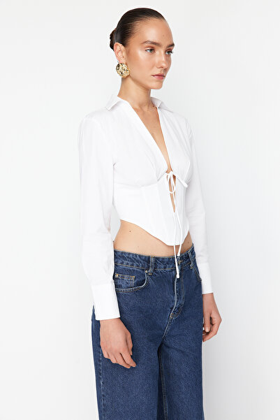 Trendyol Collection Popelínová košile Zeynep Tosun – bílá s kosticí a detailem kravaty TCLSS24GO00000