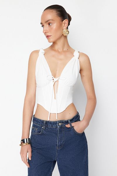 Trendyol Collection Zeynep Tosun Weißes Bügel-Bustier – Gestricktes Schnürdetail TCLSS24BS00003