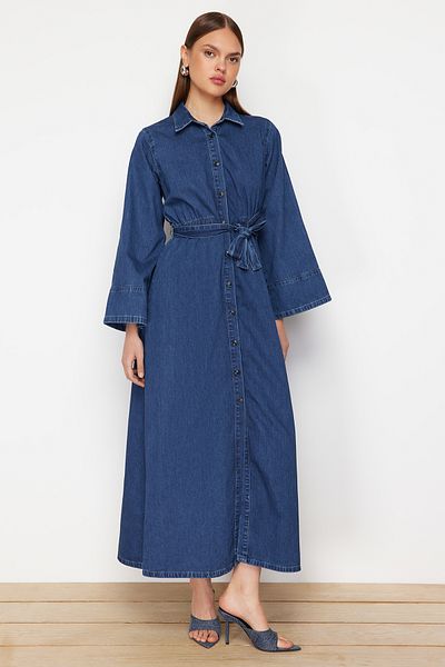 Trendyol Collection Tmavě modré Džínové košilové šaty Maxi Modest s páskem TWOSS24EL00923
