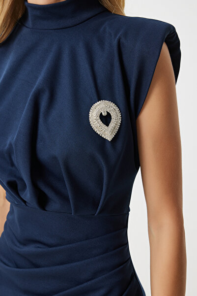 Happiness İstanbul Sötétkék stílusos kötött ruha brosssal és húzózsinórral, Saran DE00029 modell