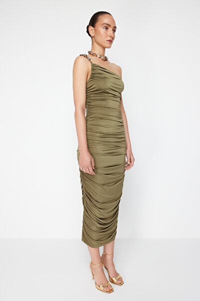 Trendyol Collection Zeynep Tosun Design – Dzianinowa suknia wieczorowa w kolorze khaki z dodatkami TCLSS24EL00002