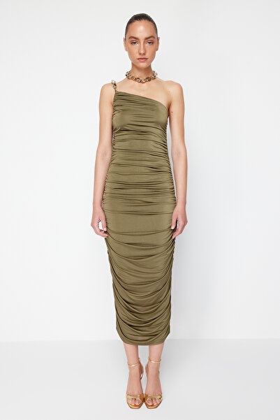 Trendyol Collection Zeynep Tosun Design – Dzianinowa suknia wieczorowa w kolorze khaki z dodatkami TCLSS24EL00002