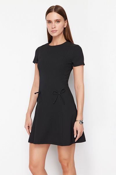 Trendyol Collection Μαύρη φούστα με φιόγκο που ανοίγει με λεπτομέρεια Μίνι υφαντό φόρεμα TWOSS24EL00803