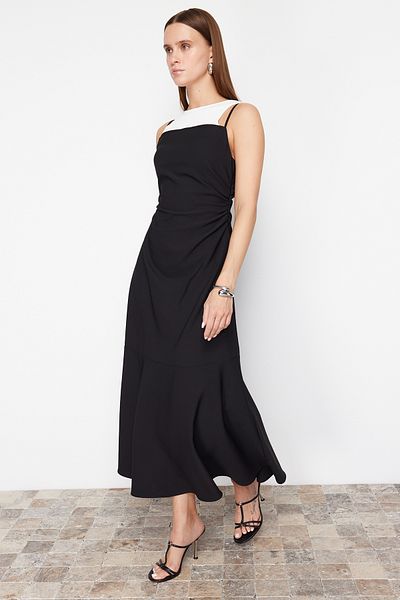 Trendyol Collection Sukienka midi w kształcie litery A – czarna, detale t-shirtu, tkana – TWOSS24EL00842