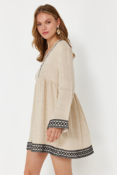 Trendyol Collection Rochie de plajă din muselină, accesoriu cu dungi țesute, cu croială largă, bej TBESS24EL00117