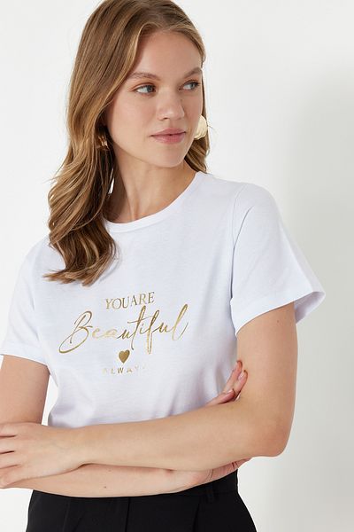 Trendyol Collection Λευκό 100% βαμβακερό αλουμινόχαρτο/Γυαλιστερό σλόγκαν με στάμπα με κανονική/κανονική εφαρμογή πλεκτό μπλουζάκι TWOSS24TS00252