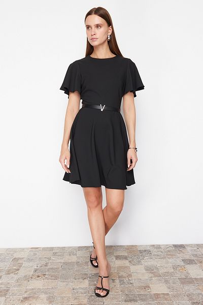 Trendyol Collection Mini tkané šaty s černým páskem se sukní TWOSS24EL00603