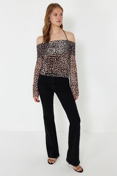 Trendyol Collection Braune Strickbluse mit ausgestellten Ärmeln - Tiermuster und Bindedetail TWOSS24BZ00046