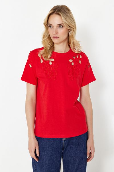 Trendyol Collection Rotes besticktes Strick-T-Shirt im Basic-/Regular-Fit TWOSS24TS00069