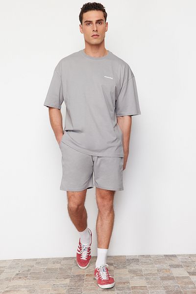 Trendyol Collection Übergroßes graues Trainingsanzug-Set – Text bedruckt, 100 % Baumwolle, TMNSS24EM00003