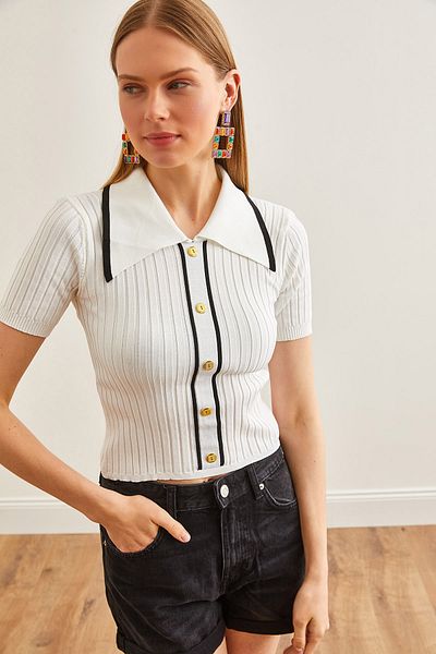 Olalook Bluză albă de tricotaj cu decolteu polo - Detaliată cu nasturi, BLZ-19002642