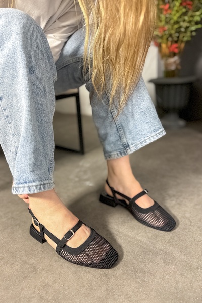 SHOEBELLAS حذاء باليرينا نسائي باللون الأسود - بتفاصيل شبكية