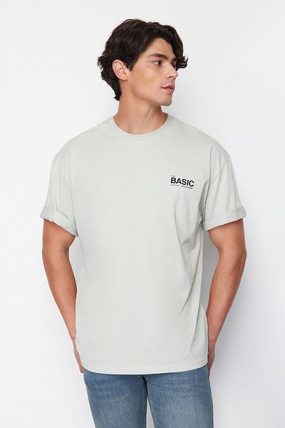 Trendyol Collection Graues Oversize/Wide Cut Rundhals-T-Shirt mit Textdruck auf der Rückseite aus 100 % gestrickter Baumwolle TMNSS23TS00263