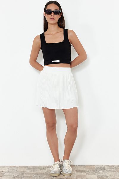 Trendyol Collection Weißer dehnbarer Minirock mit normaler elastischer Taille und Shorts TWOSS24ET00192