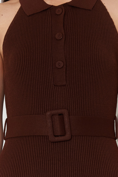 Trendyol Collection Hnědý pásek s detailním úpletem Midi šaty TWOSS22EL1031