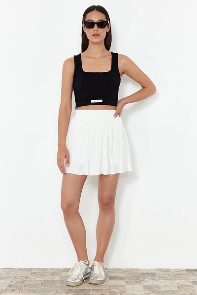 Trendyol Collection Weißer dehnbarer Minirock mit normaler elastischer Taille und Shorts TWOSS24ET00192