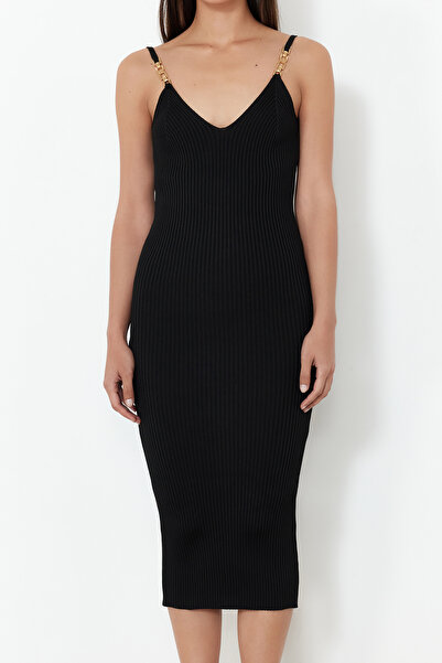 Trendyol Collection Černé midi úpletové šaty s detailem kovového příslušenství TWOSS23EL00686