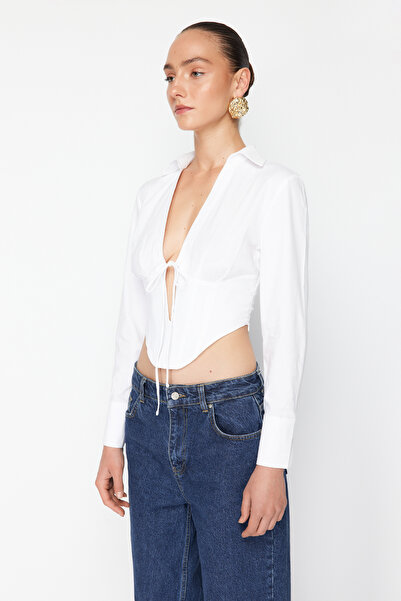 Trendyol Collection Popelínová košile Zeynep Tosun – bílá s kosticí a detailem kravaty TCLSS24GO00000