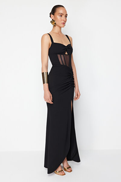 Trendyol Collection Zeynep Tosun Černé pletené dlouhé večerní šaty - vystřižený detail Šaty pro návrat domů TCLSS24AE00005