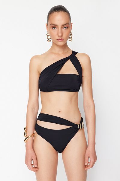 Trendyol Collection X Zeynep Tosun Black Cut Out/Window Λεπτομερές σετ μπικίνι με αξεσουάρ TCLSS24BT00002