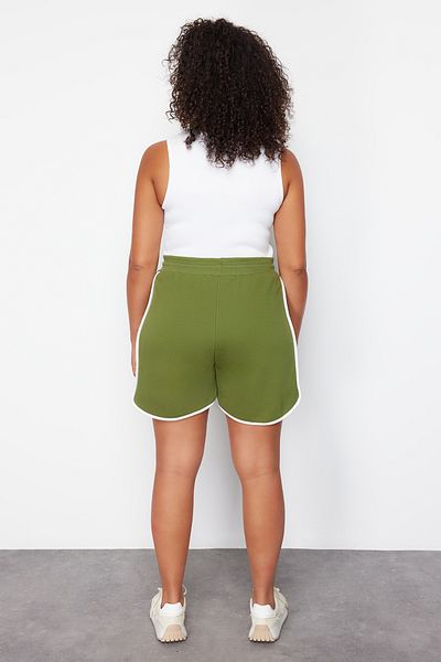Trendyol Curve شورت كاكي كبير الحجم - طباعة شعار وتفاصيل الأنابيب، محبوك TBBSS24AP00028
