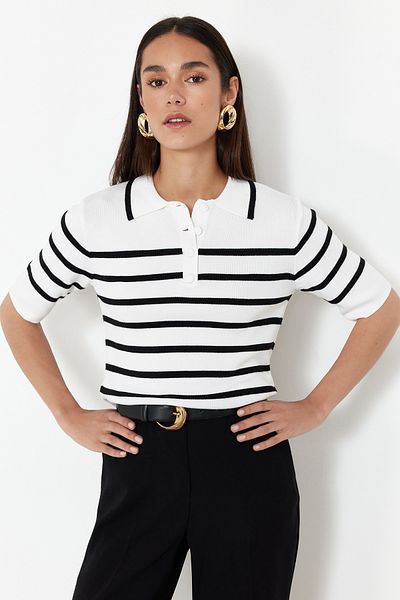 Trendyol Collection Ecru Prémium minőségű Polo gallérral csíkos kötöttáru pulóver TWOSS24KZ00048