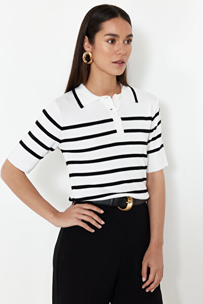 Trendyol Collection Sweter w paski z kołnierzykiem polo w kolorze ecru premium TWOSS24KZ00048