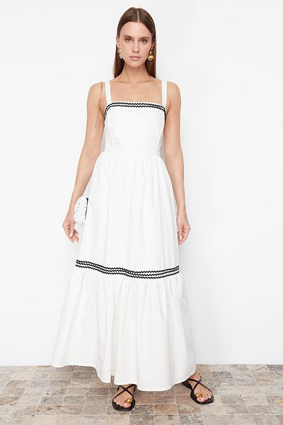 Trendyol Collection Αξεσουάρ με λευκή ζώνη μαύρη ρίγα Λεπτομερές μάξι υφαντό φόρεμα TWOSS24EL00798