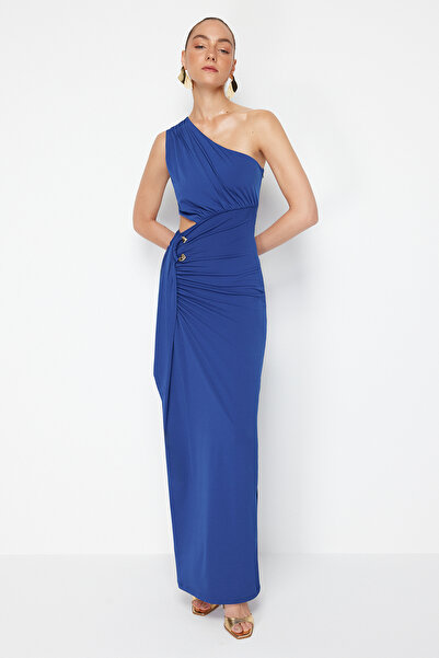 Trendyol Collection Modré dlouhé pletené večerní šaty Zeynep Tosun Saks - výstřih a detail C TCLSS24AE00001