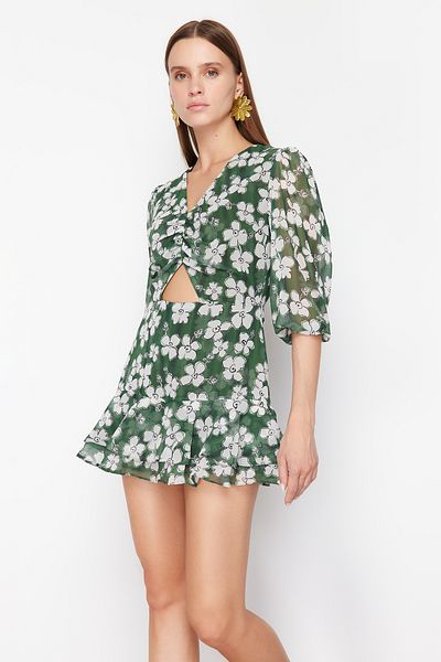 Trendyol Collection Grüner Jumpsuit aus gewebtem Chiffon mit Blumenmuster, Cut-Outs und Mini-Futter TWOSS23TU00113