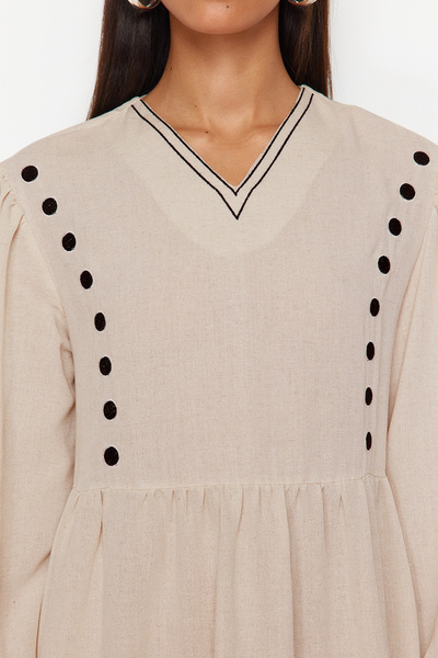 Trendyol Modest Μπεζ φόρεμα με λεπτομερή υφασμένο λινό μπεζ λαιμόκοψη TCTSS24EB00139