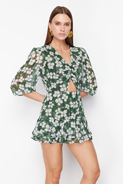 Trendyol Collection Zelený květinový vzor s vykrojeným detailem mini lemovaný šifon tkaný overal TWOSS23TU00113