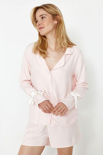 Trendyol Collection Světle růžová tkaná pyžamová souprava se zavazováním/stužkou/mašlí a žebrovanými viskózovými šortkami THMSS24PT00047