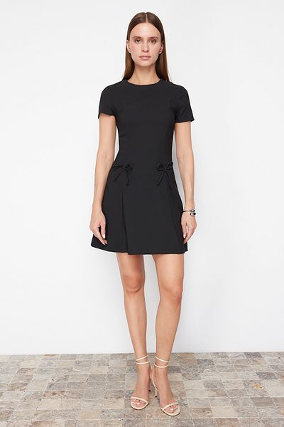 Trendyol Collection Μαύρη φούστα με φιόγκο που ανοίγει με λεπτομέρεια Μίνι υφαντό φόρεμα TWOSS24EL00803