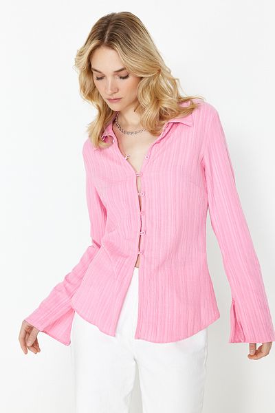 Trendyol Collection Cămașă țesătă cu textura roz deschis, cu talie ajustată TWOSS24GO00002