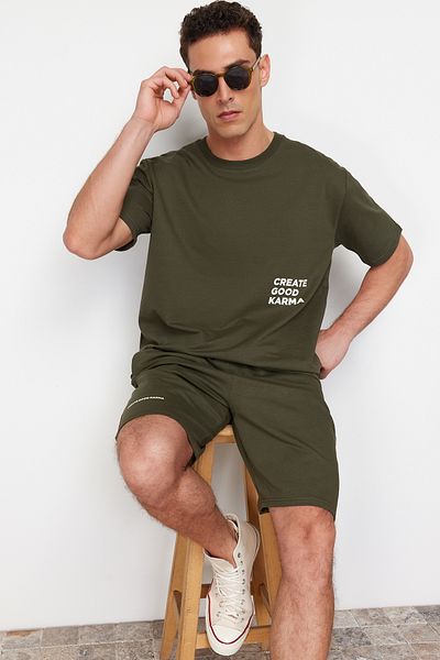 Trendyol Collection Trainingsanzug-Set aus Baumwolle in Khaki, bequeme Passform, aufgedruckter Text TMNSS23EM00001