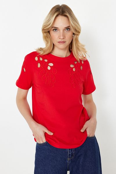 Trendyol Collection Rotes besticktes Strick-T-Shirt im Basic-/Regular-Fit TWOSS24TS00069